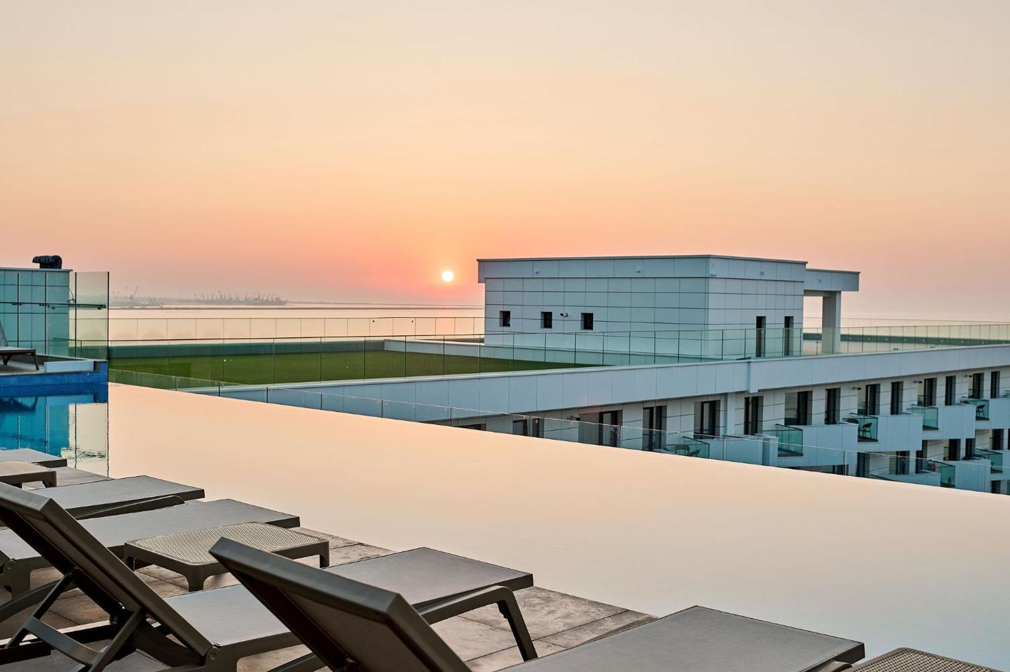 Summer Residence Apartment In Infinity Beach Resort - Parking Mamaia Exterior photo